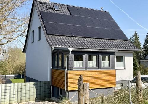 Haus von Straße aus mit PV
