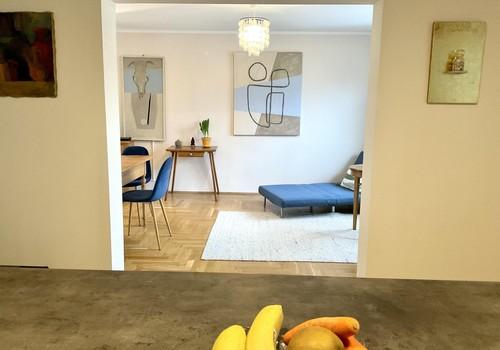 Blick Küche ins Wohnzimmer