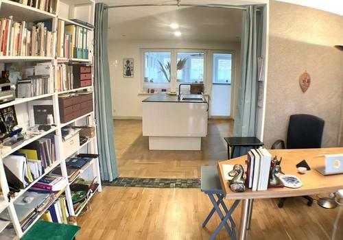 Blick von Büro in Küche