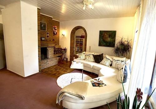 Wohnzimmer mit Kamin