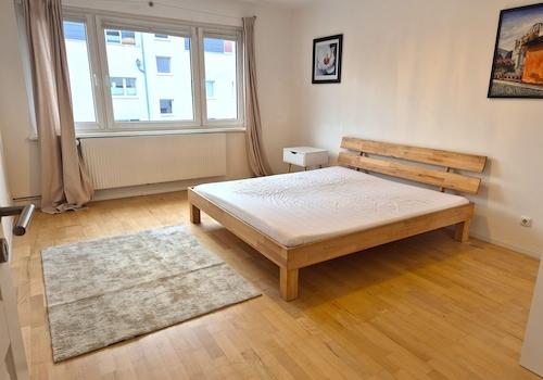 Schlafzimmer 1