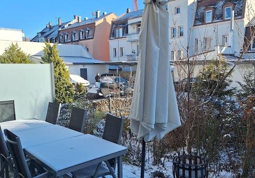 Terrasse, Mini-Garten und Hof