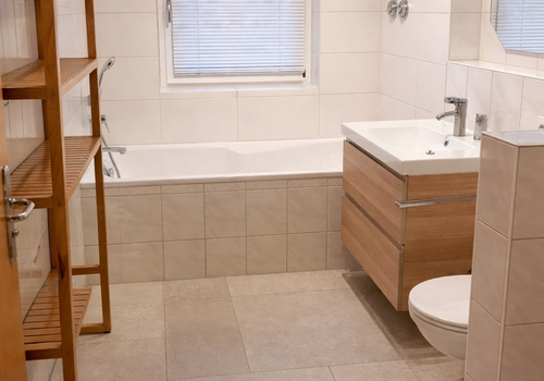 Teilrenoviertes Badezimmer