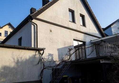 Rückseite mit Terrasse