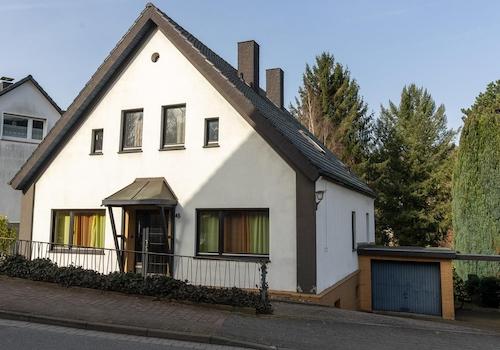 Straßenansicht mit Garage