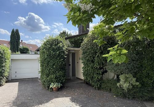 Einfahrt und Eingangsbereich