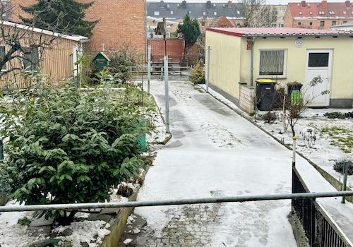 Blick von der Terrasse auf das Grundstück