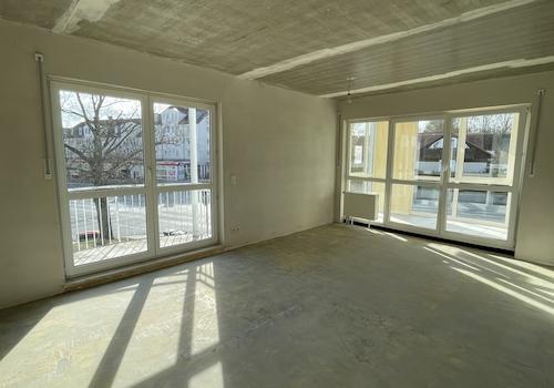 Wohnzimmer mit Austritt zum Balkon und Wintergarten