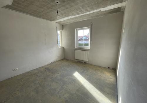 Schlafzimmer mit kleinem Fenster in den Wintergarten sorgt für noch mehr Licht im Raum