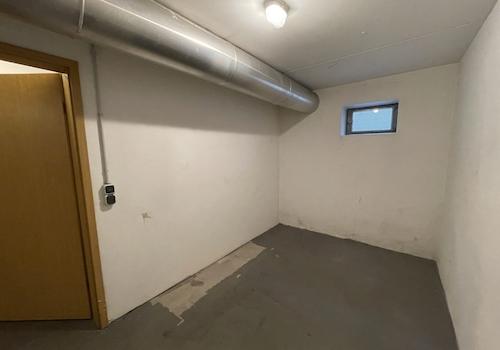 Kellerabteil mit Fenster und Türe