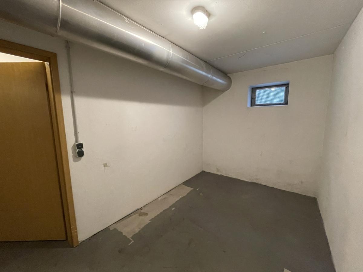 Kellerabteil mit Fenster und Türe