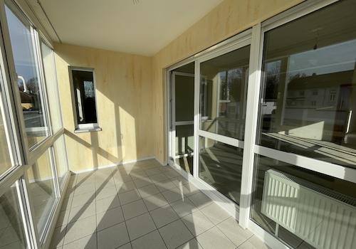 Blick vom Wintergarten zu dem kleinen Fenster im Schlafzimmer