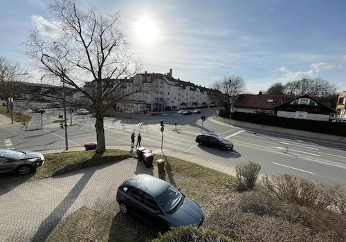 Blick vom Balkon zu den Autostellplätzen