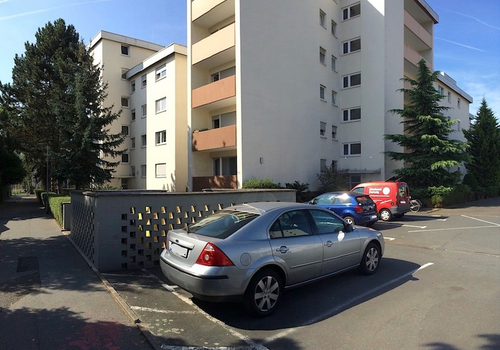 Außenansicht mit Parkplatz