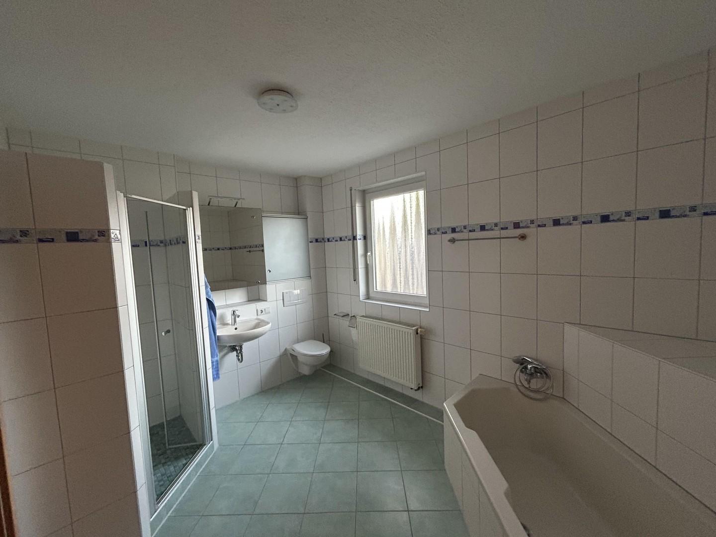 Bad mit Dusche und Badewanne