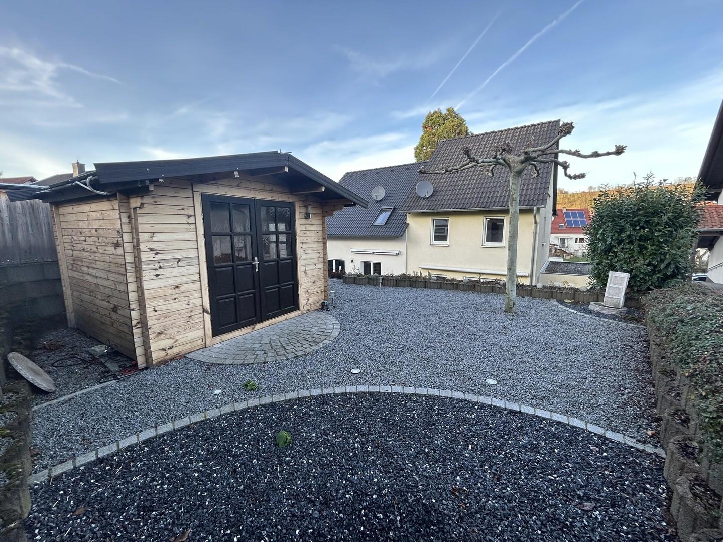 Garten mit Gartenhaus