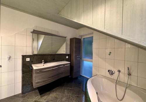 2. Bad OG Badewanne und Wascht