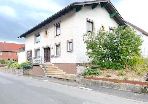 SEITENANSICHT DES HAUSES