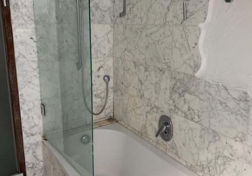 Badewanne mit Duschtrennwand