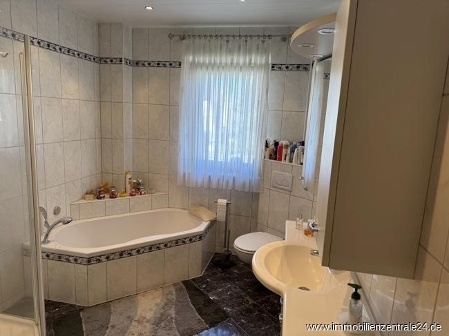 Tageslichtbad mit Wanne und Dusche