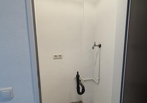 Abstellraum mit Waschm.-Anschluss