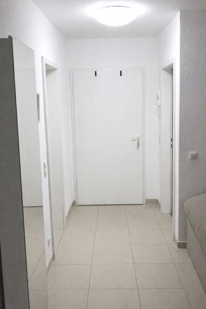 Flur mit Sicht zum Eingang