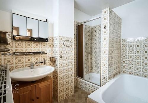 Bad (Altbau) - (KI generiert)