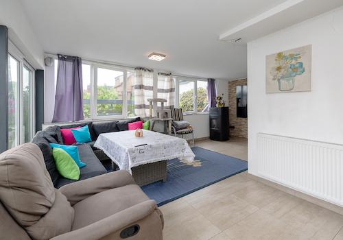 Großzügiger Wintergarten mit Kaminofen und großer Fensterfront