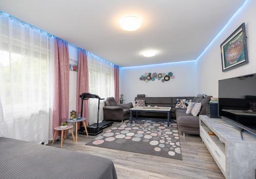 Helles Wohnzimmer mit moderner Lichtgestaltung