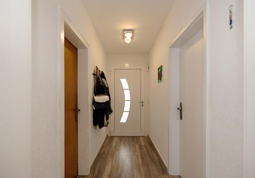 Eingangsbereich mit modernisierter Haustür zur Erdgeschosswohnung