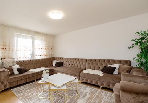 Modernes Wohnzimmer der vermieteten Obergeschosswohnung