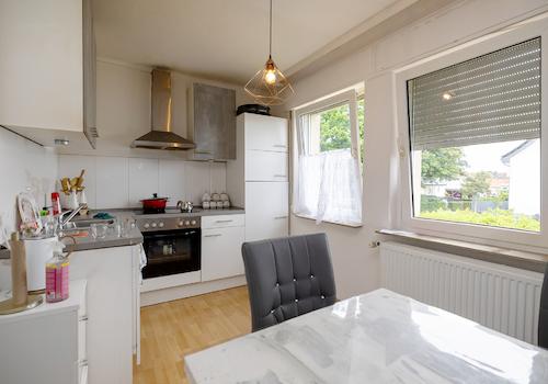 Separate Küche mit Essbereich im Obergeschoss