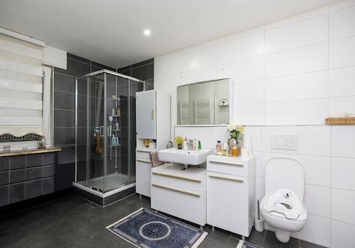 Großzügiges Tageslichtbad mit Dusche im Obergeschoss