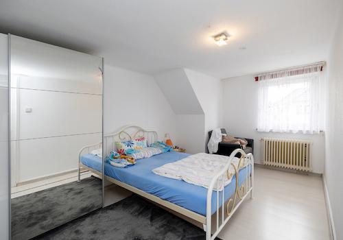Schlafzimmer mit guter Stellfläche im Dachgeschoss