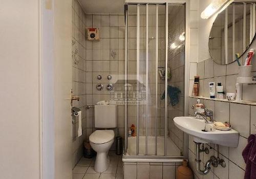 separates Duschbad mit WC