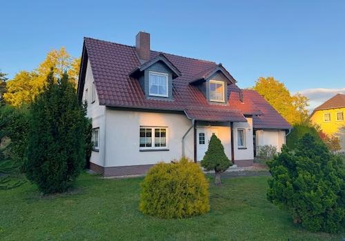 Bild 2 Wohnhaus Straßenansicht 2