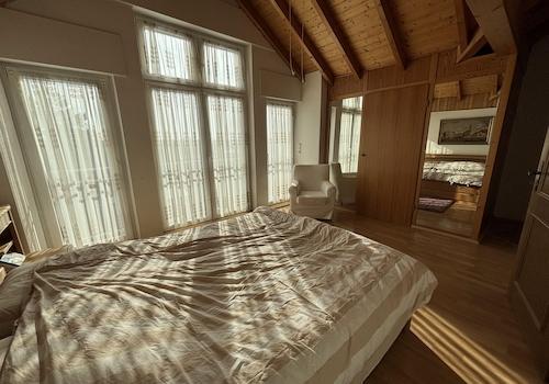 DG, Schlafzimmer mit Schrank