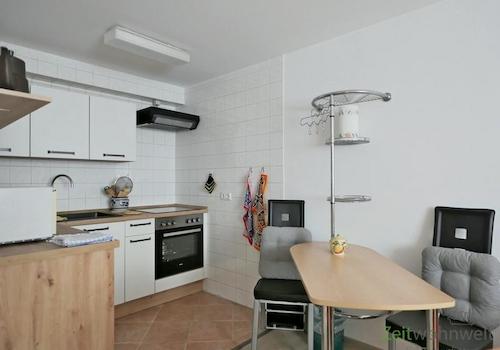 komplette Küche und Esstisch