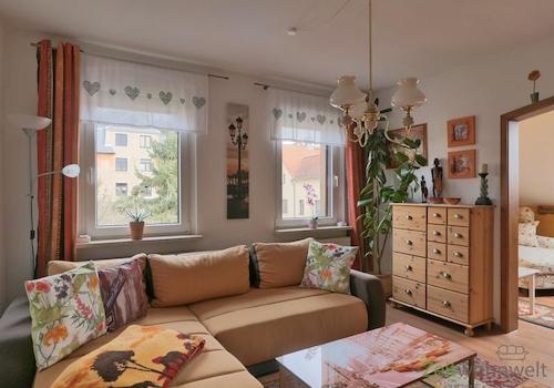 Eckcouch und Kommode