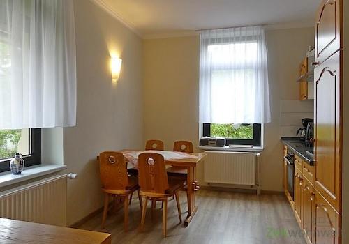 Esstisch und Einbauküche