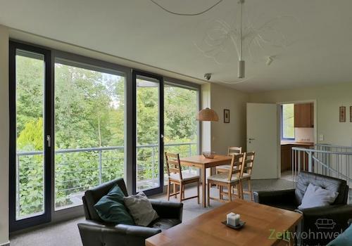 Blick zu Küche und Treppenaufgang