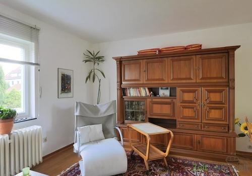 Schrankwand und Sessel