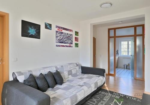 Sofa und Blick zur Küche