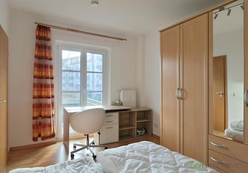 kleiner Schreibtisch im Schlafzimmer