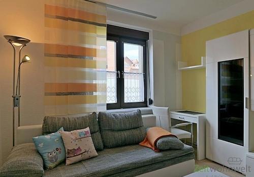 Schlafsofa und Schreibtisch