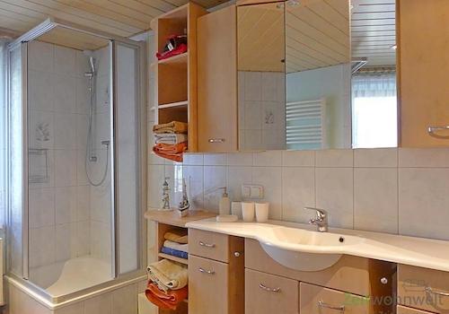 Dusche und Waschtisch im Bad