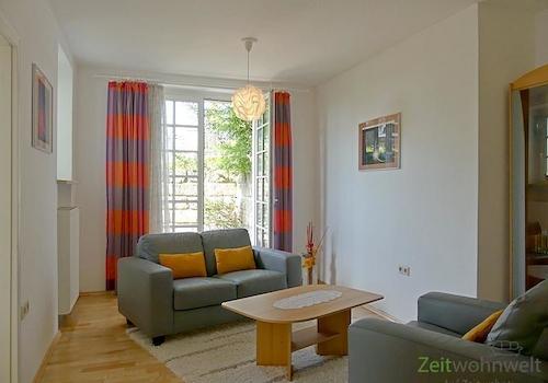 Wohnzimmer mit Gartenausgang