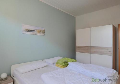 Blick zum Kleiderschrank