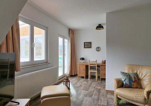 Blick zum Veranda-Ausgang und Schreibtisch