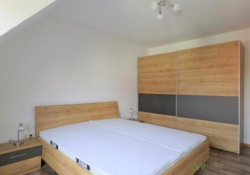 großer Kleiderschrank